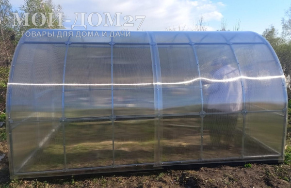 Теплица Крепче Усиленная 4 метра с поликарбонатом | Мой-Дом27 | Каркас изготовлен из оцинкованной замкнутой трубы 30*20 мм.<br>
 Ширина - 3&nbsp;метра. Высота - 2,1 метра. Длина 4 метра.&nbsp;<br>
 Выдерживаемая снеговая нагрузка - 230 кг/м2. Выдерживаемая ветровая нагрузка - до 28 м/с.<br>
 <b>ЦЕЛЬНОСВАРНЫЕ ТОРЦЫ и ДУГИ. Расстояние между дугами 0,65&nbsp;метра.</b><br>
 Толщина металла дуг 1&nbsp;мм. Ширина двери 0,96 метра.<br>